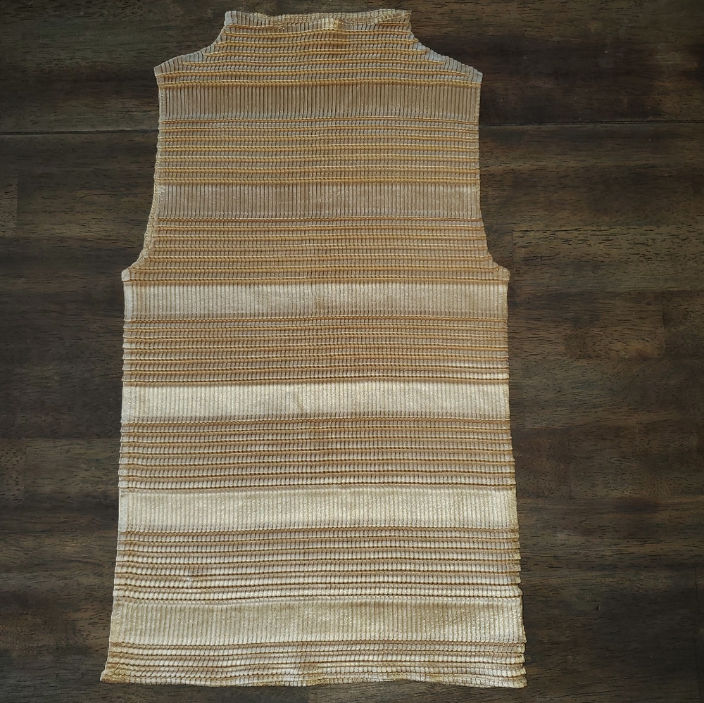Nicola Gold Top Size Medium
